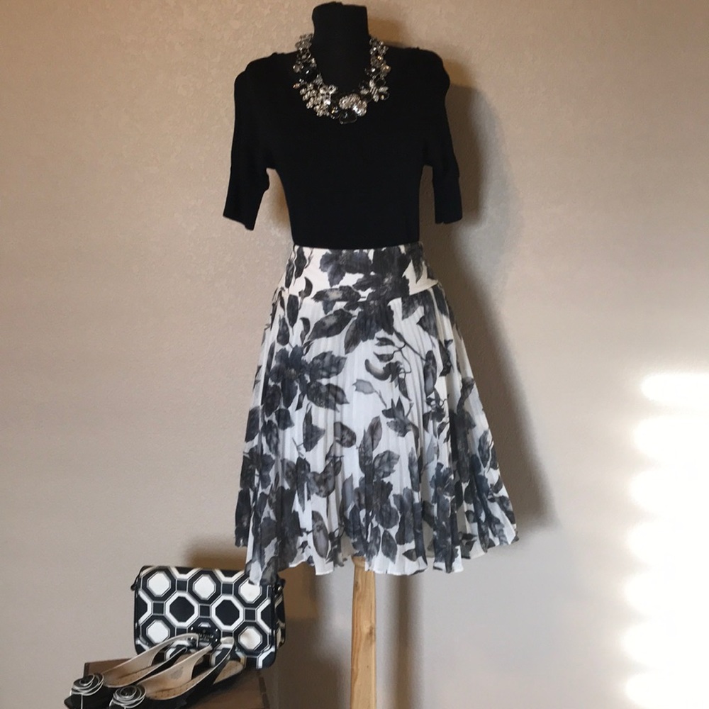 Ann Taylor Flouncy Floral Pleated Skirt Sz 2